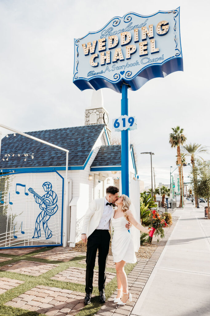 newlyweds at their dream photoshoot in DTLV