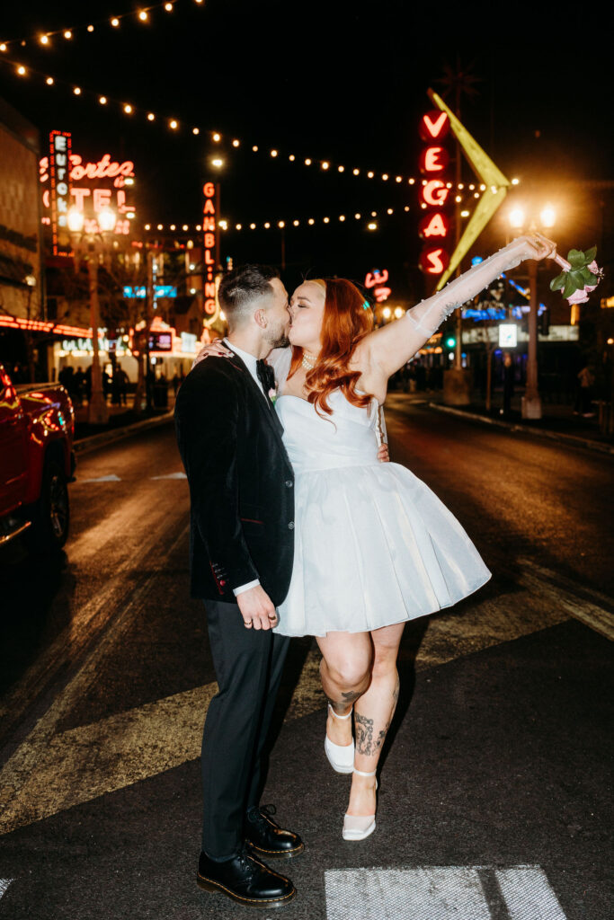 newly married couple kissing in fremont street
