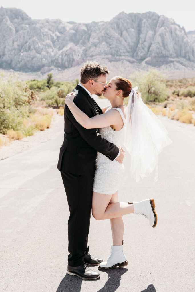 Cute picture of the bride and groom, kissing