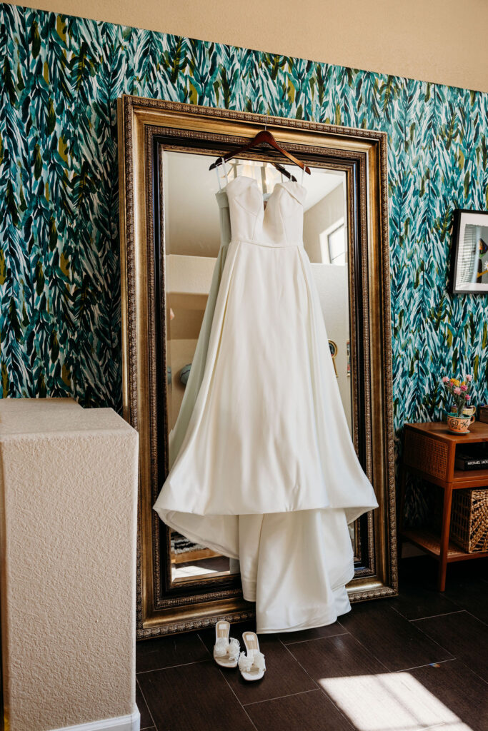 stunning picture of the wedding dress