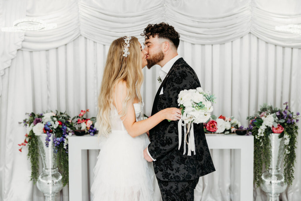 The Ultimate Guide to an Amazing Little White Chapel Elopement in Las Vegas