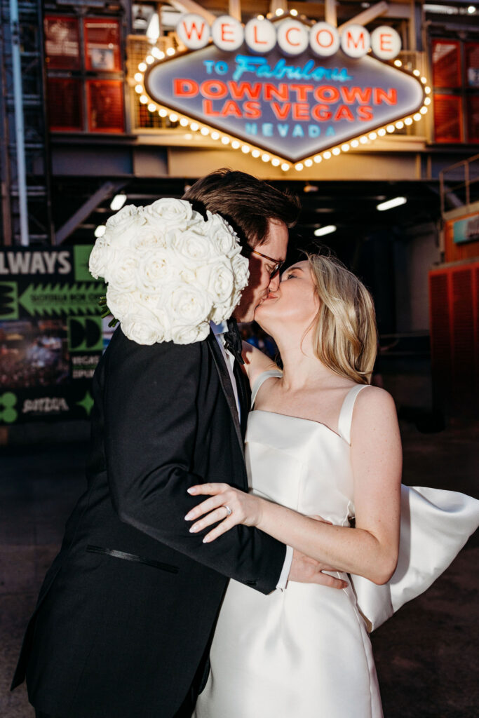 Cute picture of the bride and groom, kissing